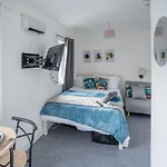 Small Private Studio Rooms In The Heart Of Angel
